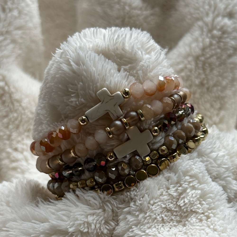 Beaded Bracelets Peachy Gold Mauve Set of 5 with Cross Charms on 2 of them NWOT - Picture 4 of 16